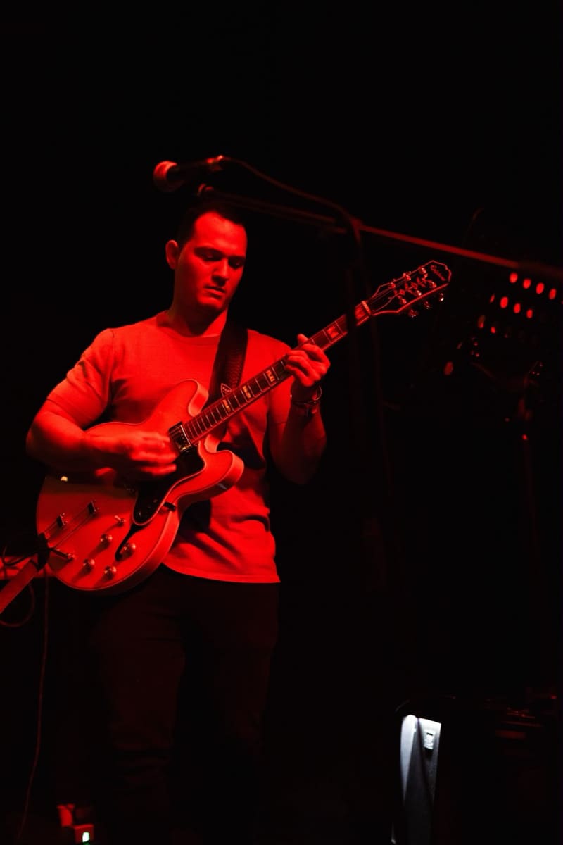 Daniel Puccini en un concierto con iluminación roja