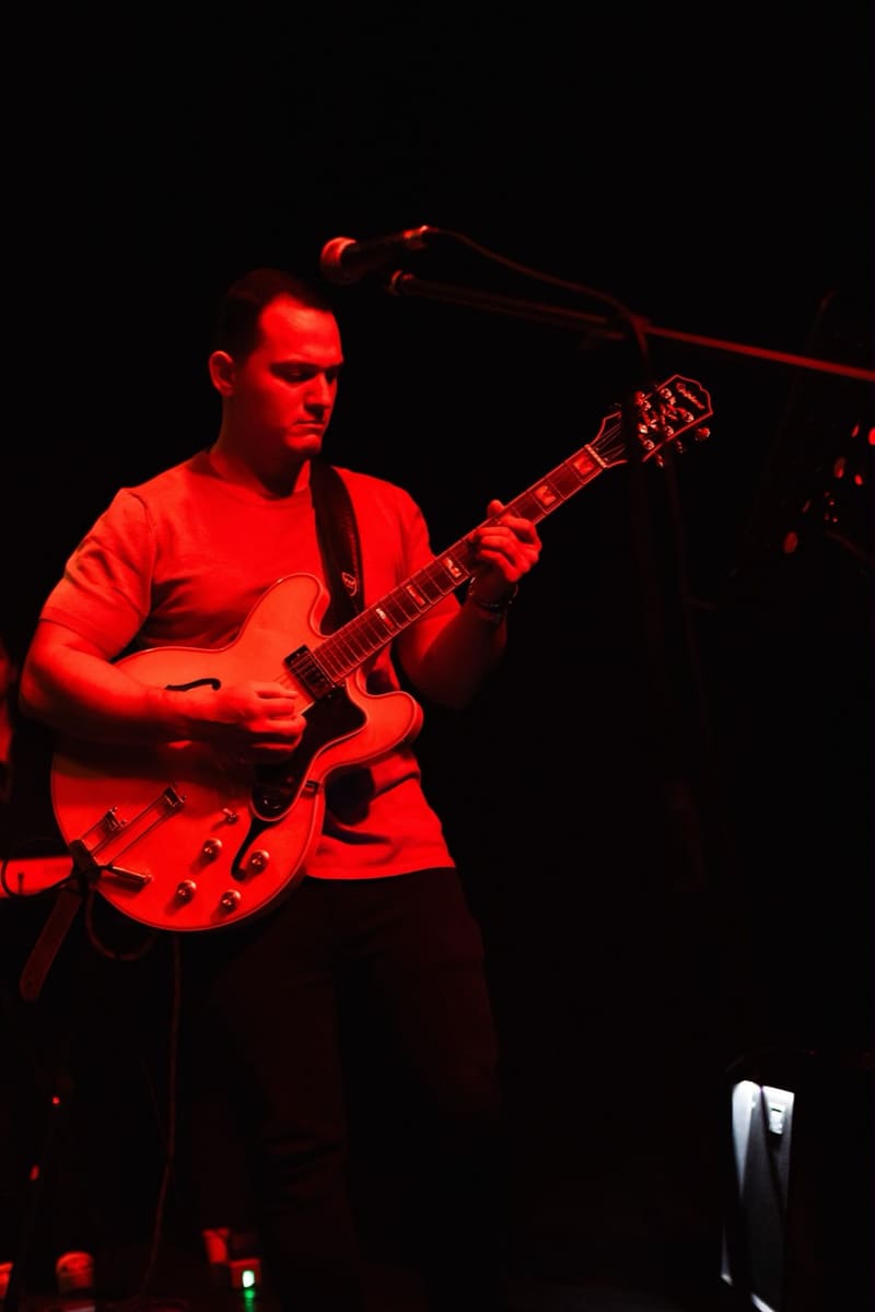 Daniel Puccini interpretando en vivo con luz roja